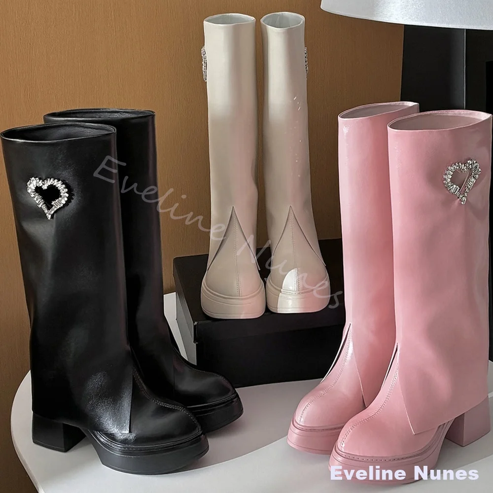 Полые ботинки со стразами в форме сердца, женские кожаные универсальные брючные ботинки на платформе и массивном каблуке, новинка 2026, сапоги до колена без шнуровки
Полые ботинки со стразами в форме сердца, женские кожаные универсальные брючные ботинки на платформе и массивном каблуке, новинка 2026, сапоги до колена без шнуровки