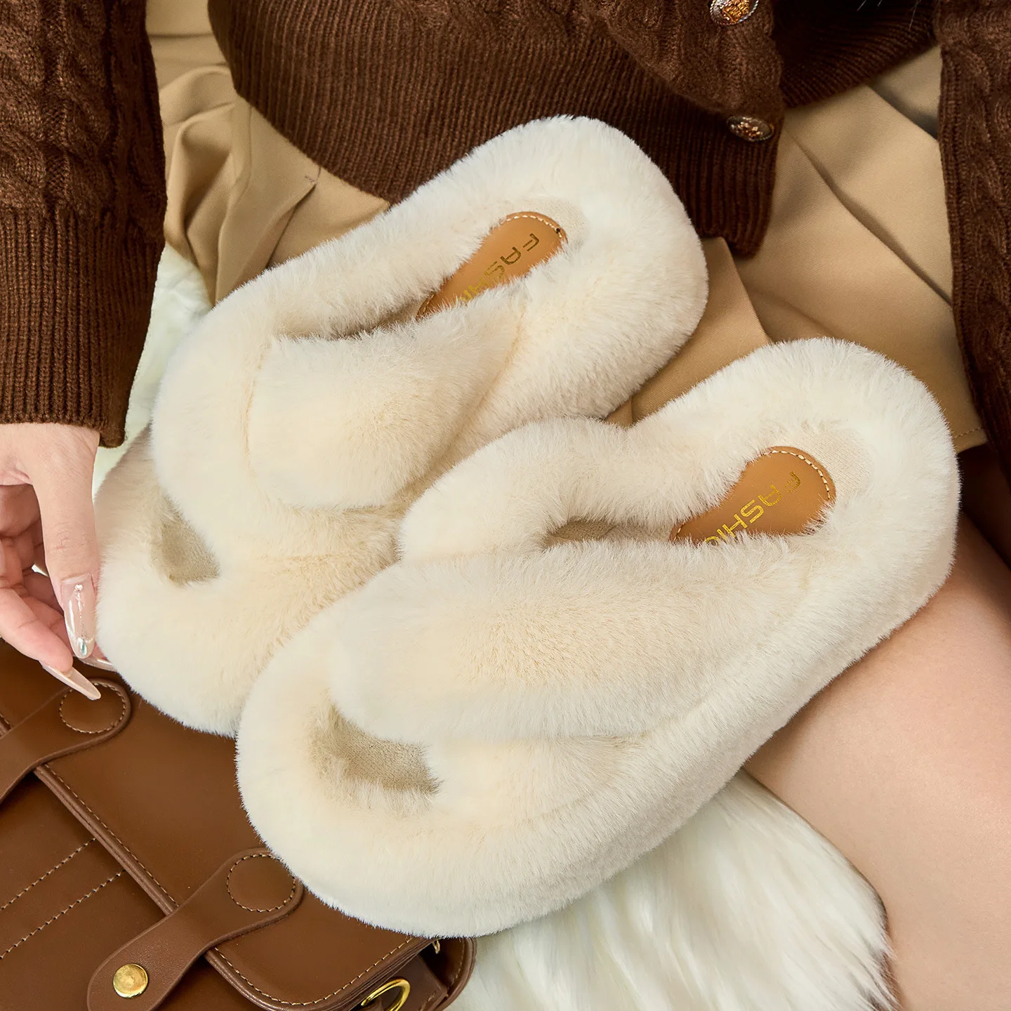 2025 New Women's Crisscross Plush Slippers Internet Famous Thick Soled Design Suitable for Outdoor & Indoor Home Autumn Winter
2025 New Women's Crisscross Plush Slippers Internet Famous Thick Soled Design Suitable for Outdoor & Indoor Home Autumn Winter