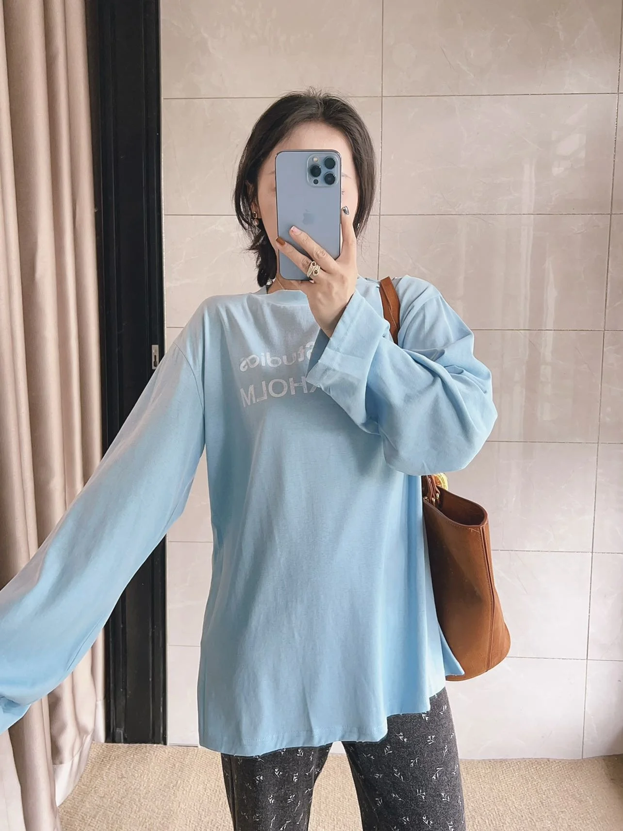 Elegant Long Sleeve Loose Fit Ice Blue T-Shirt Nordic Design High End Luxury Fashionable Women's Cotton round Neck Top
Elegant Long Sleeve Loose Fit Ice Blue T-Shirt Nordic Design High End Luxury Fashionable Women's Cotton round Neck Top