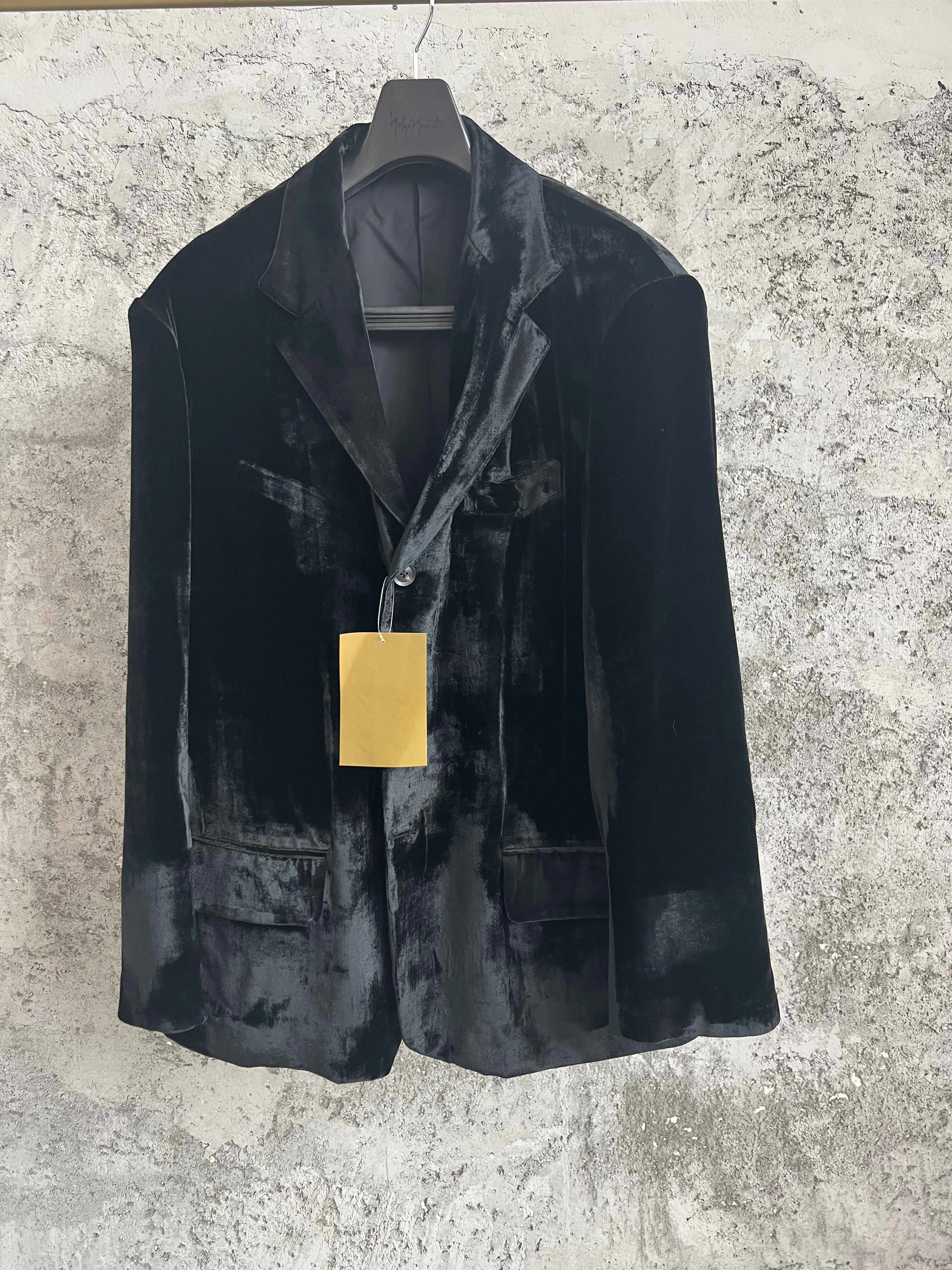 TOP-YAMAMOTO black velvet suit, a sophisticated and elegant jacket, a fitted and waist-cinching men's suit jacket
TOP-YAMAMOTO black velvet suit, a sophisticated and elegant jacket, a fitted and waist-cinching men's suit jacket
