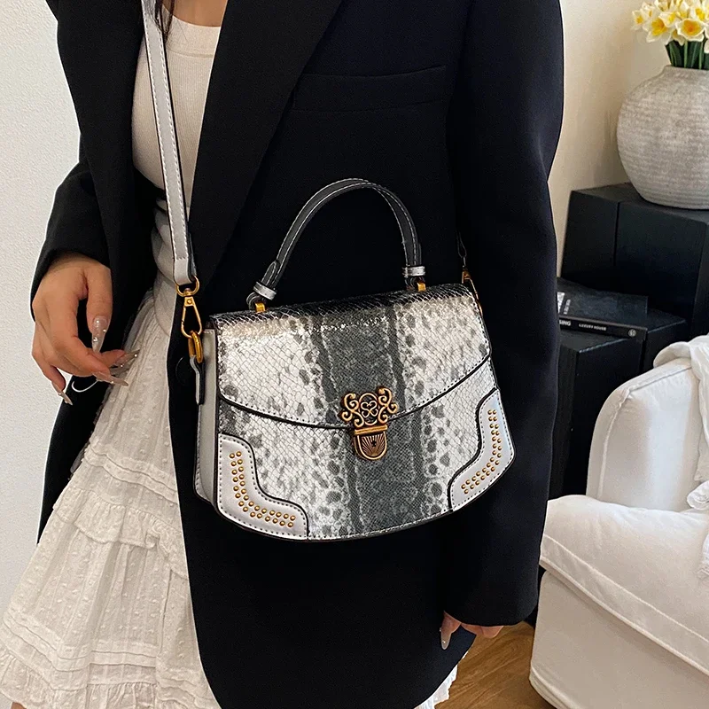 Серебряная сумка, брендовая женская сумка 2025, роскошная металлическая женская сумка на плечо с шипами в виде пчелы, качественная кожаная дизайнерская сумка через плечо с седлом
Серебряная сумка, брендовая женская сумка 2025, роскошная металлическая женская сумка на плечо с шипами в виде пчелы, качественная кожаная дизайнерская сумка через плечо с седлом