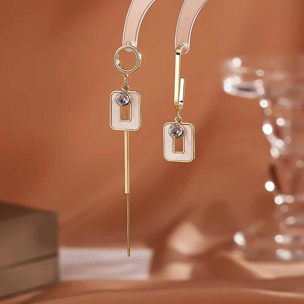 Fashionable, exquisite and high-end, asymmetrical tassel earrings, geometric earrings, cool style, versatile earrings
Fashionable, exquisite and high-end, asymmetrical tassel earrings, geometric earrings, cool style, versatile earrings
