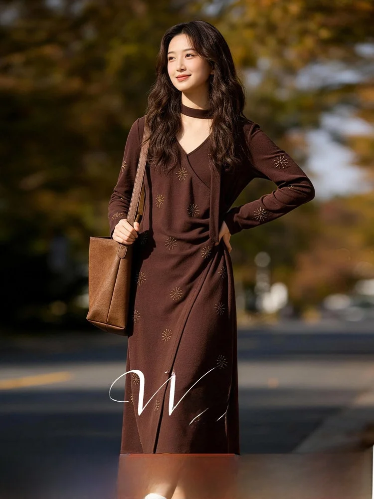 plus Size Women's Dress V-Neck Waist-Cinched Long Sleeve Coffee Color Winter New Style Elegant Slimming Casual Fashion Dress
plus Size Women's Dress V-Neck Waist-Cinched Long Sleeve Coffee Color Winter New Style Elegant Slimming Casual Fashion Dress