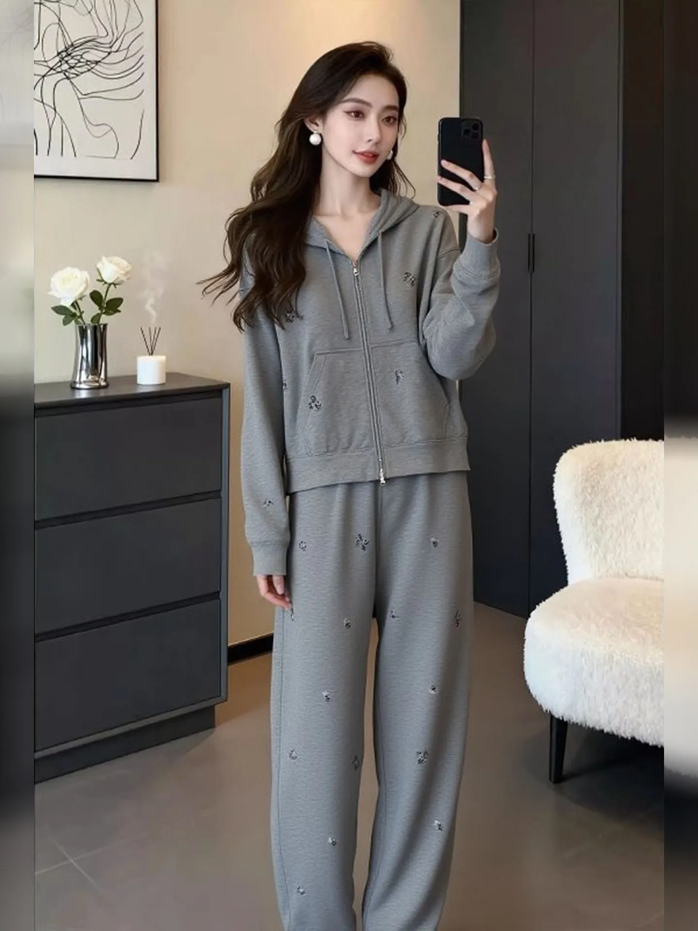 Ретро повседневный комплект: худи с цветочной вышивкой и широкие брюки. Женский спортивный костюм-двойка из полиэстера. Новинка Весна 2026.
Ретро повседневный комплект: худи с цветочной вышивкой и широкие брюки. Женский спортивный костюм-двойка из полиэстера. Новинка Весна 2026.