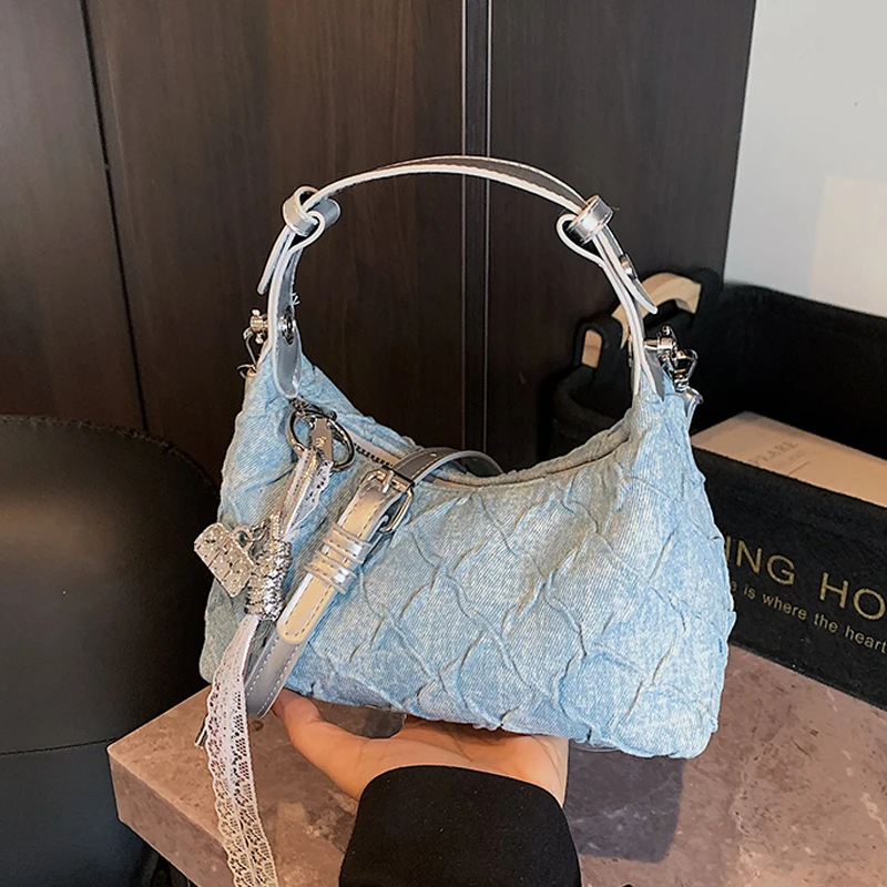 Женская сумка для вечеринки, новые плиссированные джинсовые тканевые сумки на одно плечо, элегантная французская сумка через плечо в форме полумесяца с подвеской 
Женская сумка для вечеринки, новые плиссированные джинсовые тканевые сумки на одно плечо, элегантная французская сумка через плечо в форме полумесяца с подвеской