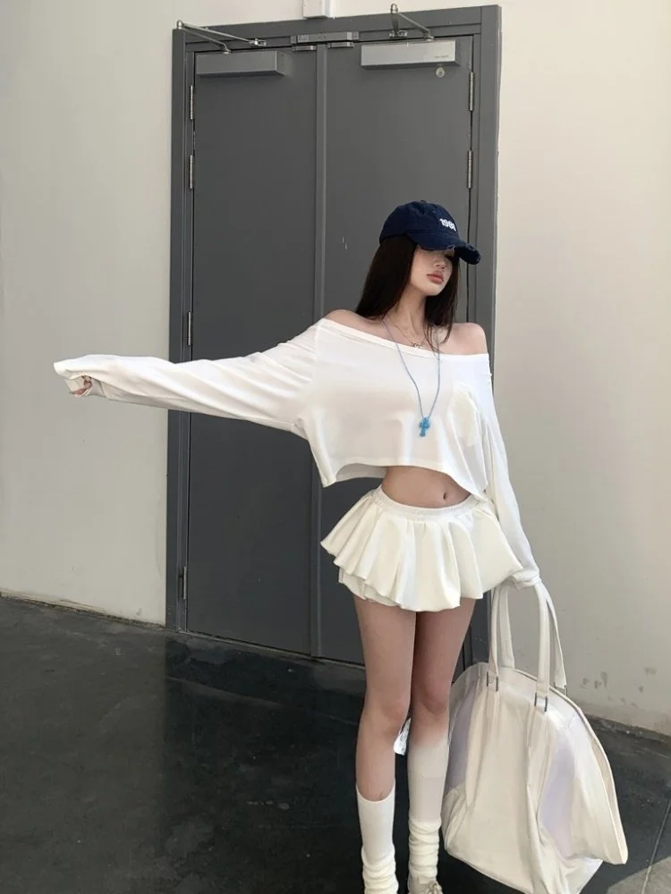 Белый комплект из футболки с длинным рукавом и короткой юбки для женщин, повседневный весенний модный комплект с цветочным принтом, короткая юбка и топ.
Белый комплект из футболки с длинным рукавом и короткой юбки для женщин, повседневный весенний модный комплект с цветочным принтом, короткая юбка и топ.