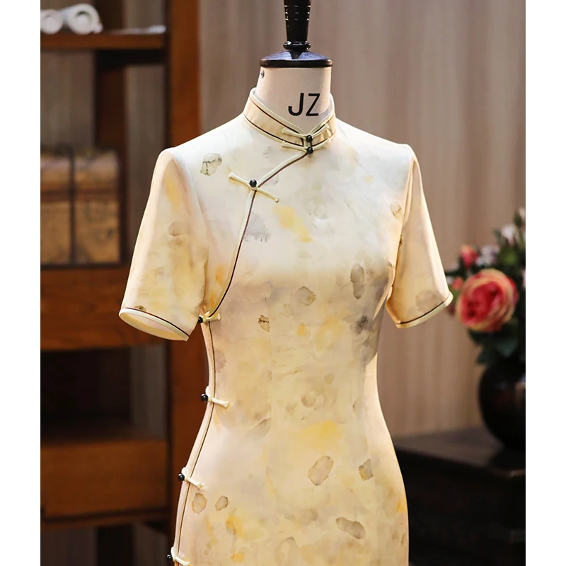 Новое женское шелковое платье средней длины в китайском традиционном стиле для повседневной носки с низким разрезом и коротким рукавом
Новое женское шелковое платье средней длины в китайском традиционном стиле для повседневной носки с низким разрезом и коротким рукавом
