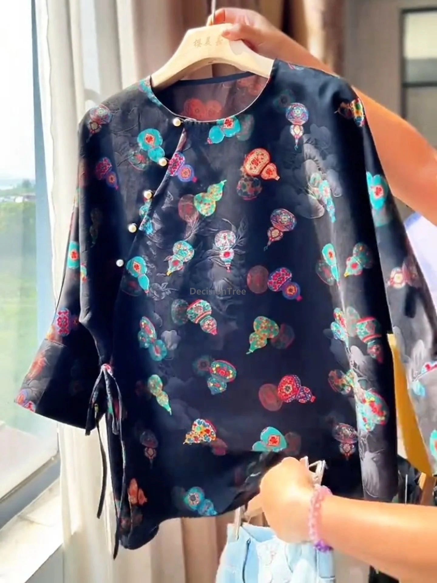 2025 chinese jacquard qipao top autumn new fashionable vintage women's garment round collar disc buckle retro versatile blouse
2025 chinese jacquard qipao top autumn new fashionable vintage women's garment round collar disc buckle retro versatile blouse