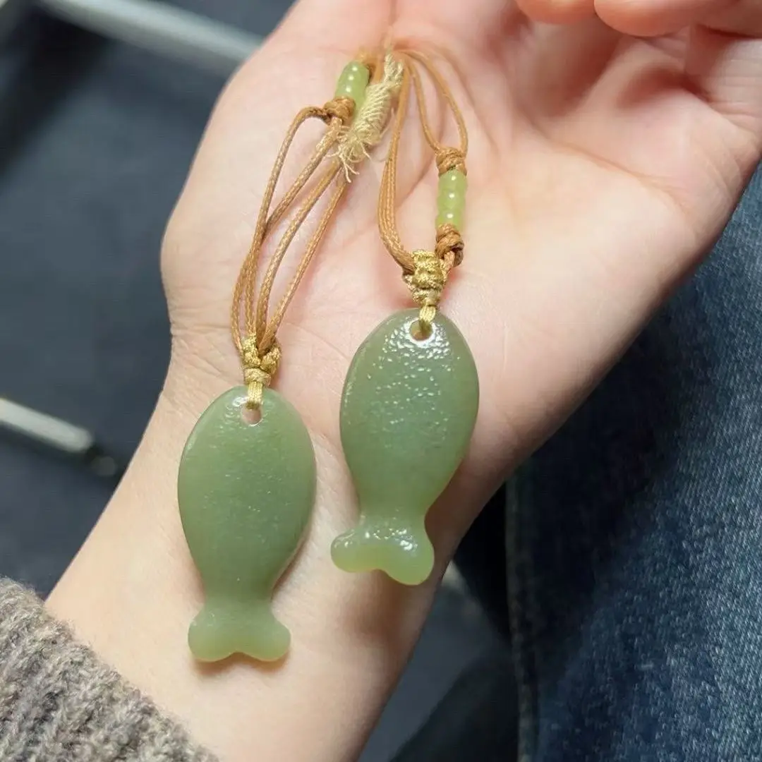 Brand new Hetian jade Qiemo Huangkou Xinjiang hammer pattern small fish jade has more than enough popular pendants, necklaces an
Brand new Hetian jade Qiemo Huangkou Xinjiang hammer pattern small fish jade has more than enough popular pendants, necklaces an