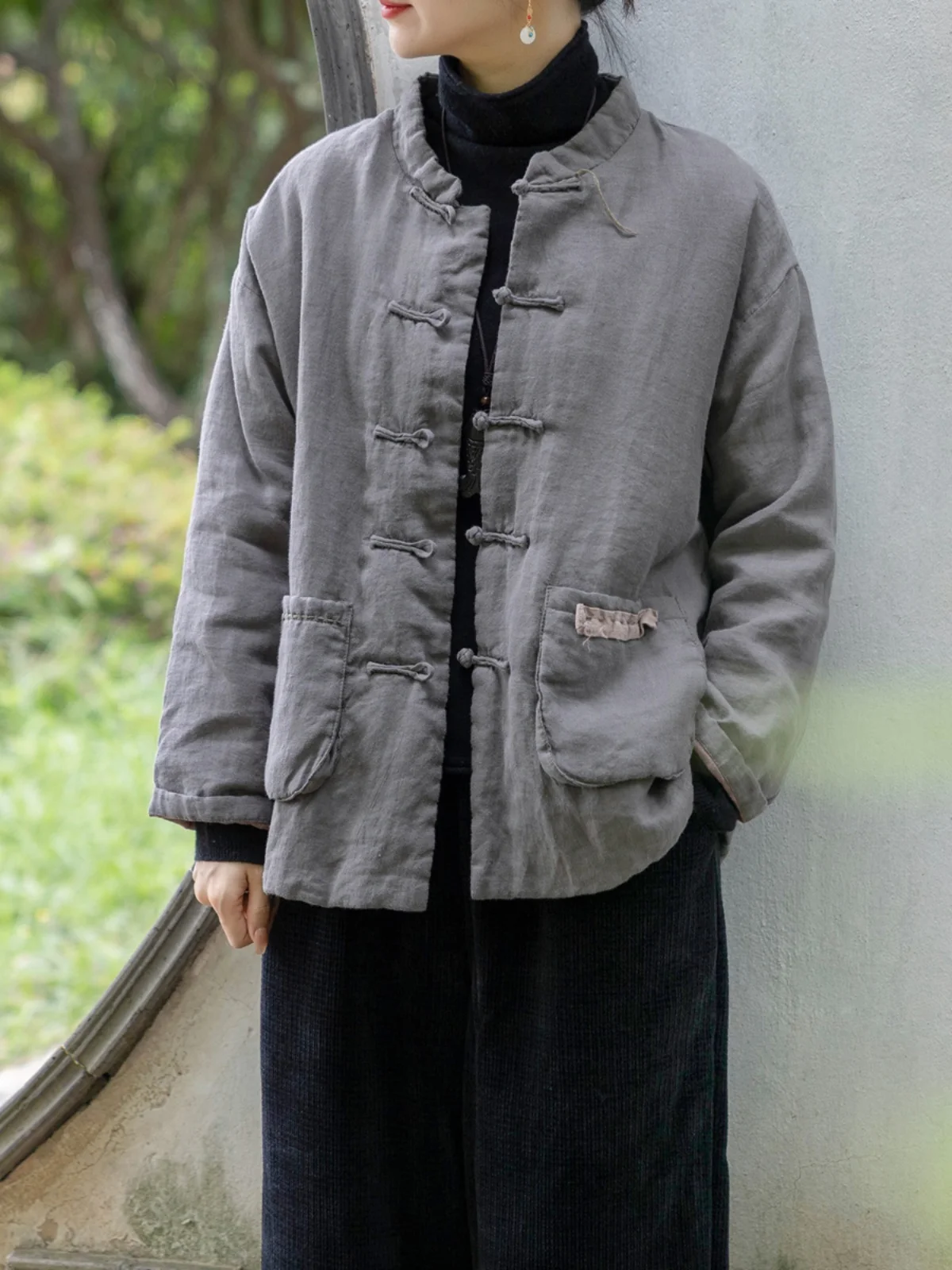 Женское пальто в стиле ретро с ручной вышивкой, из хлопка Цзяннань, с утолщенной подкладкой, на пуговицах, свободного кроя, однотонное, с воротником-стойкой, длинный рукав
Женское пальто в стиле ретро с ручной вышивкой, из хлопка Цзяннань, с утолщенной подкладкой, на пуговицах, свободного кроя, однотонное, с воротником-стойкой, длинный рукав