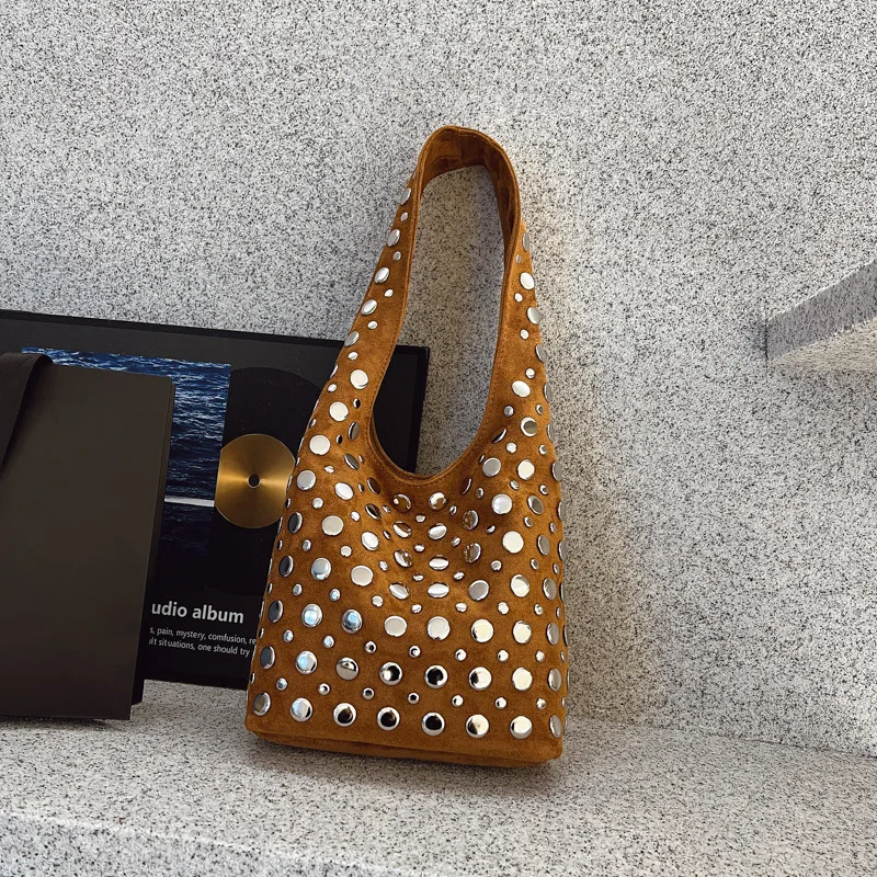 2025 Новая модная сумка-ведро для женщин, декор в стиле панк с шипами, большая вместительная ручная сумка на плечо, универсальная повседневная сумка в стиле гранж
2025 Новая модная сумка-ведро для женщин, декор в стиле панк с шипами, большая вместительная ручная сумка на плечо, универсальная повседневная сумка в стиле гранж