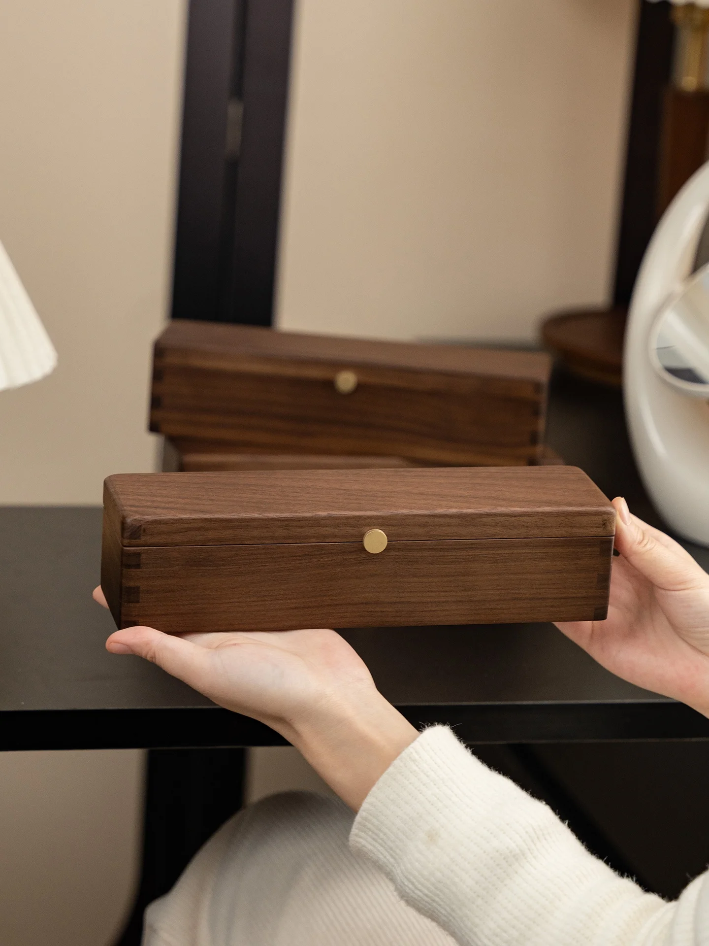 Элитная шкатулка для украшений из вишневого дерева: вместительный пылезащитный органайзер с отделениями для модных аксессуаров
Элитная шкатулка для украшений из вишневого дерева: вместительный пылезащитный органайзер с отделениями для модных аксессуаров