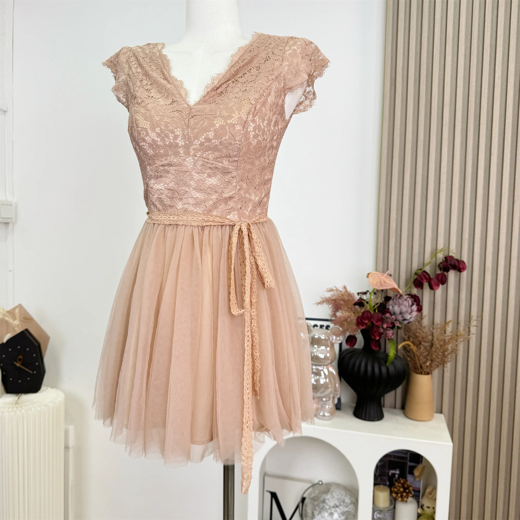 Lace Splicing Mesh Design Slimming Sleeveless Dress Elastic Waist Design Knee-Length Women's Dress Polyester Fiber V Neck
Lace Splicing Mesh Design Slimming Sleeveless Dress Elastic Waist Design Knee-Length Women's Dress Polyester Fiber V Neck