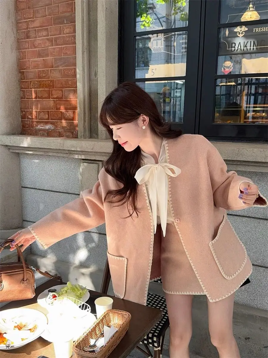 Temperament Three-Piece Set Small Fragrant Style Long-Sleeved Jacket Bow Shirt Short Skirt Women'S Autumn Winter Fashion Suit
Temperament Three-Piece Set Small Fragrant Style Long-Sleeved Jacket Bow Shirt Short Skirt Women'S Autumn Winter Fashion Suit