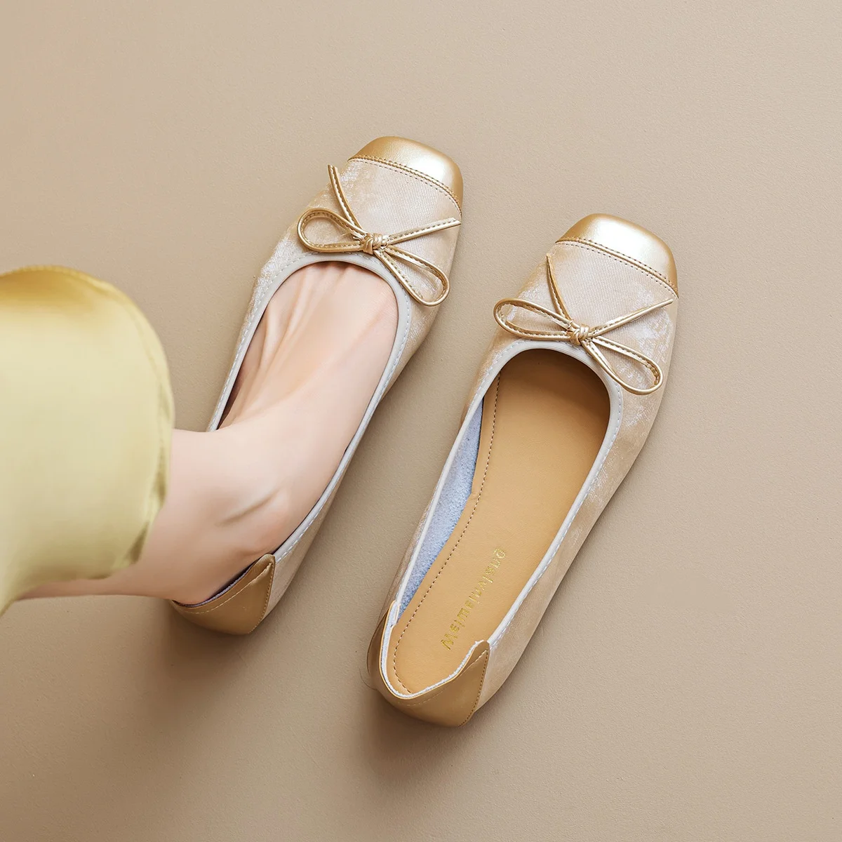 Женские балетки с квадратным носком 2025: Новые, с золотым бантом, легкие, на мягкой подошве, элегантные повседневные туфли-лоферы для женщин
Женские балетки с квадратным носком 2025: Новые, с золотым бантом, легкие, на мягкой подошве, элегантные повседневные туфли-лоферы для женщин