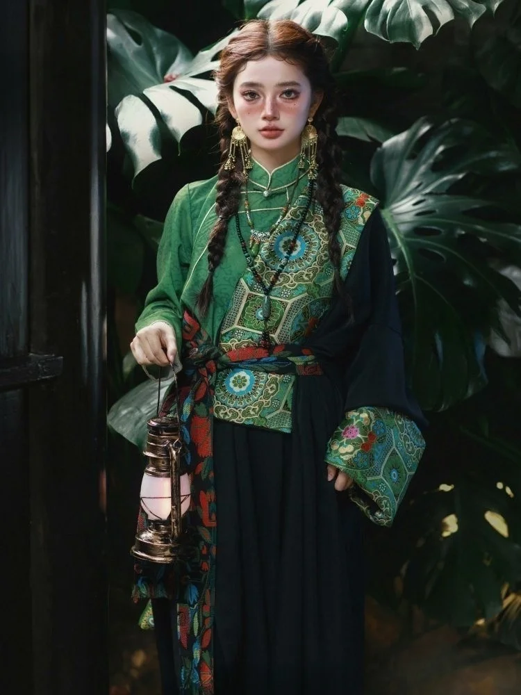 Female exotic photo costume performance folk festival
Female exotic photo costume performance folk festival