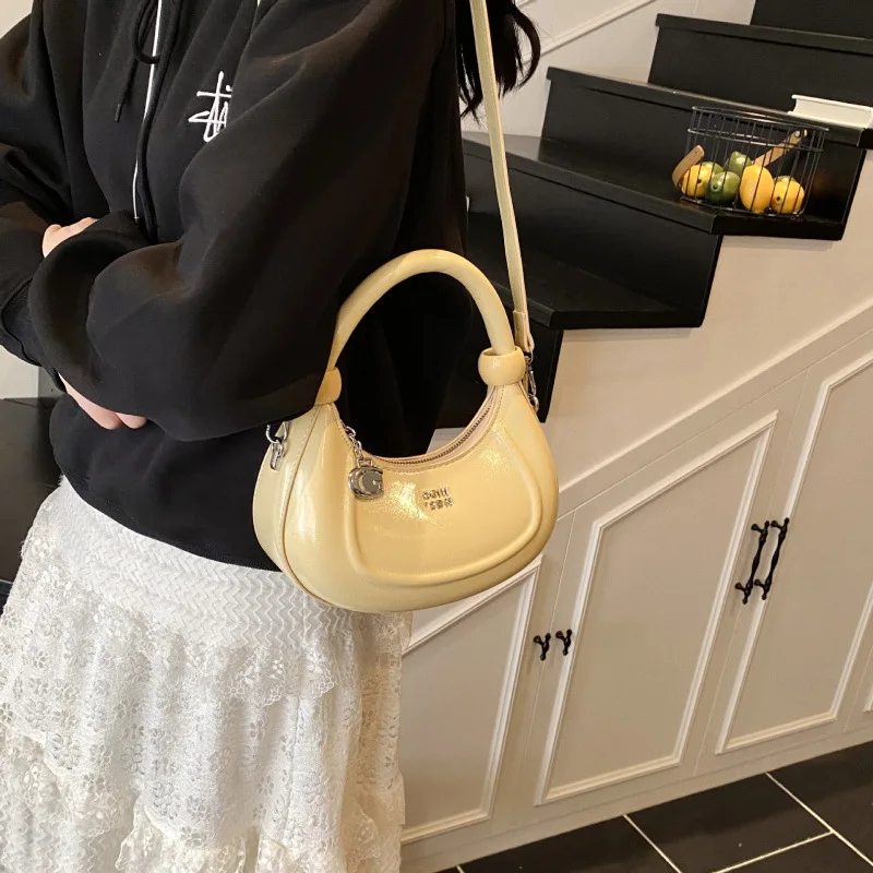 Small bag 2025 summer new crescent bag high-end handbag fashion shoulder messenger bag hand carry women's bag
Small bag 2025 summer new crescent bag high-end handbag fashion shoulder messenger bag hand carry women's bag