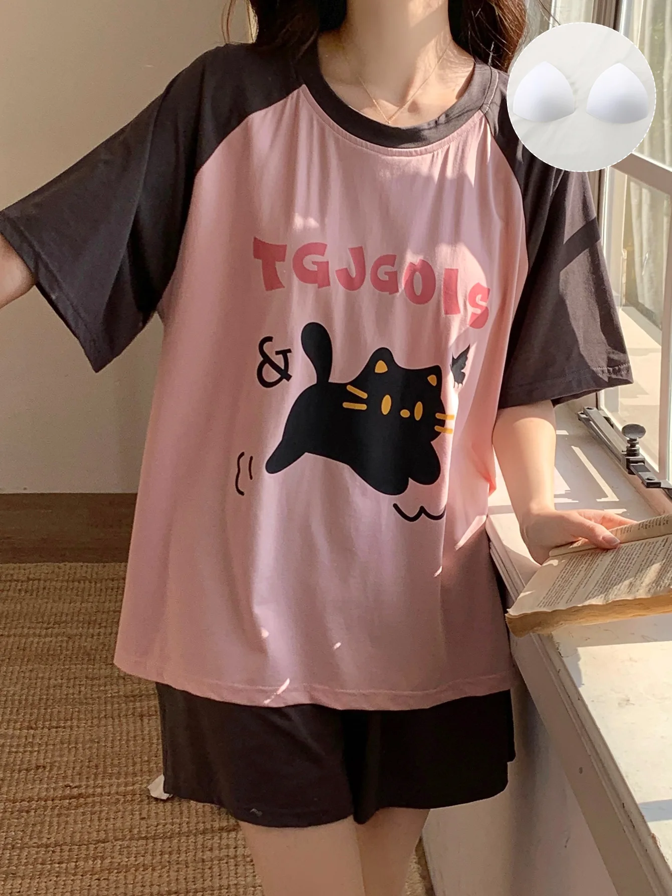 Colorful round neck women's summer pajamas with cartoon print short sleeves paired with solid color shorts, sweet plus size home
Colorful round neck women's summer pajamas with cartoon print short sleeves paired with solid color shorts, sweet plus size home