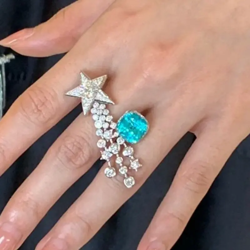 Кольцо KQDANCE, новая модель, из серебра 925 пробы с полным покрытием из бриллиантов и сапфиром Параиба, позолоченное, в форме звезды-метеорита, модное, легкое и роскошное.
Кольцо KQDANCE, новая модель, из серебра 925 пробы с полным покрытием из бриллиантов и сапфиром Параиба, позолоченное, в форме звезды-метеорита, модное, легкое и роскошное.