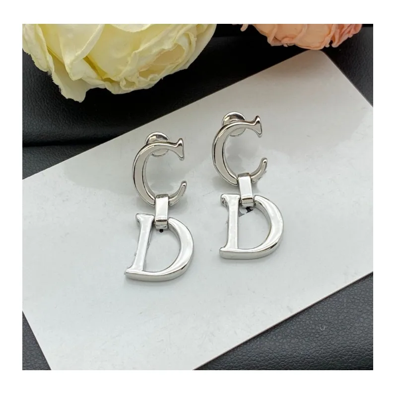 New Simple Letter Stud Earrings Women's Silver Needle High-end Temperament Versatile Earrings
New Simple Letter Stud Earrings Women's Silver Needle High-end Temperament Versatile Earrings