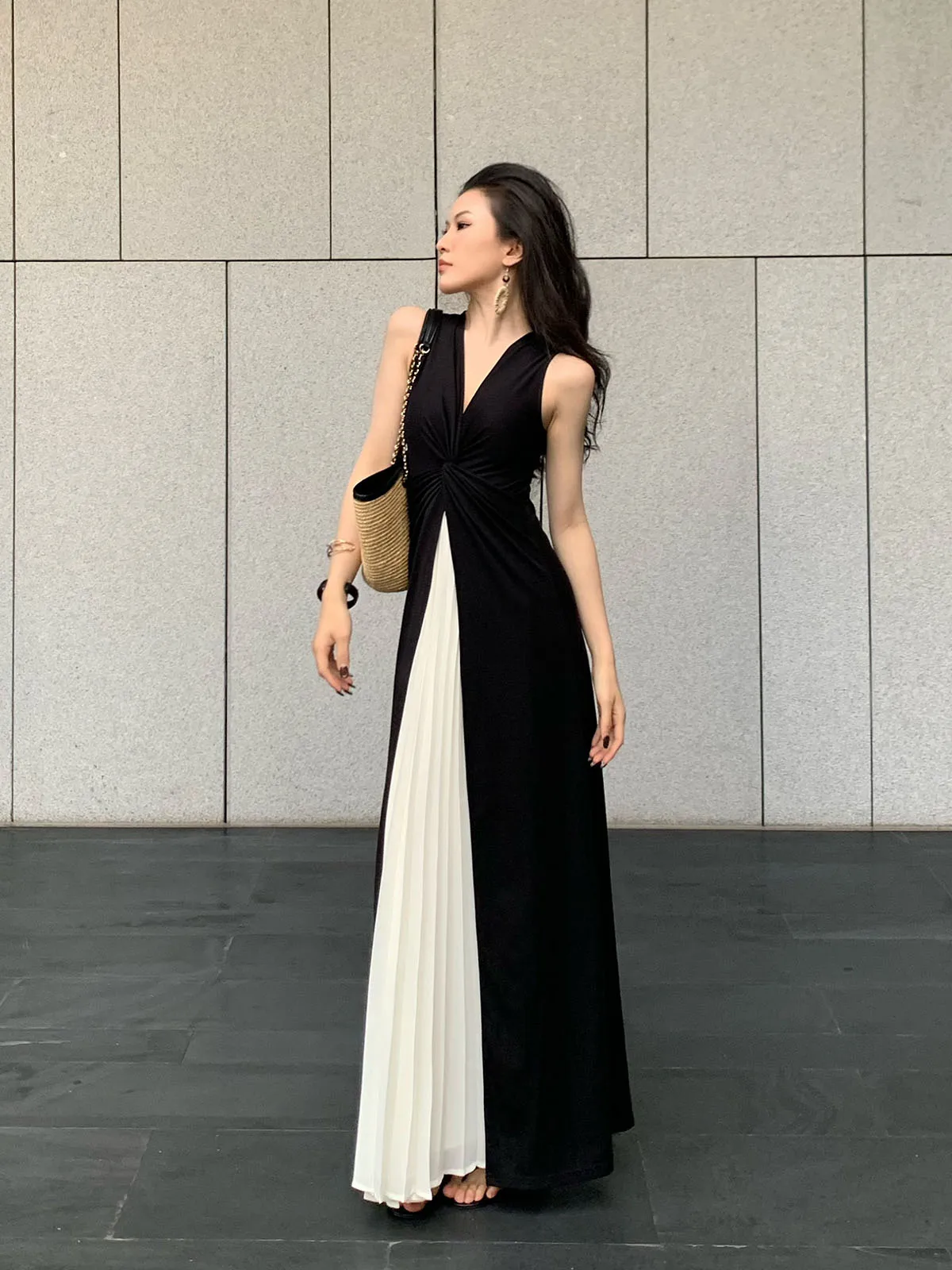 Jijinqi Summer Sleeveless V-Neck Splice Dress Fashionable Versatile Slimming Design Long Black White Women's Dress
Jijinqi Summer Sleeveless V-Neck Splice Dress Fashionable Versatile Slimming Design Long Black White Women's Dress