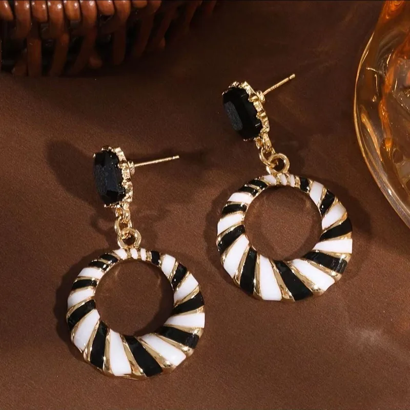 Black White Striped Drop Earrings Gold Plated Enamel Circle Dangle Earrings Retro Fashion Jewelry for Women Brincos
Black White Striped Drop Earrings Gold Plated Enamel Circle Dangle Earrings Retro Fashion Jewelry for Women Brincos