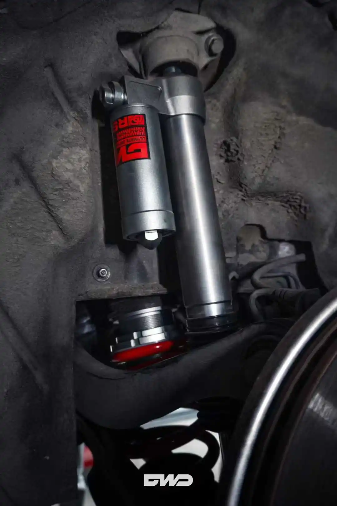 S4 B9/8W 2017+ 2-way adjustable single-tube coilover shock absorber with reservoir, rebound and compression damping adjustable
S4 B9/8W 2017+ 2-way adjustable single-tube coilover shock absorber with reservoir, rebound and compression damping adjustable