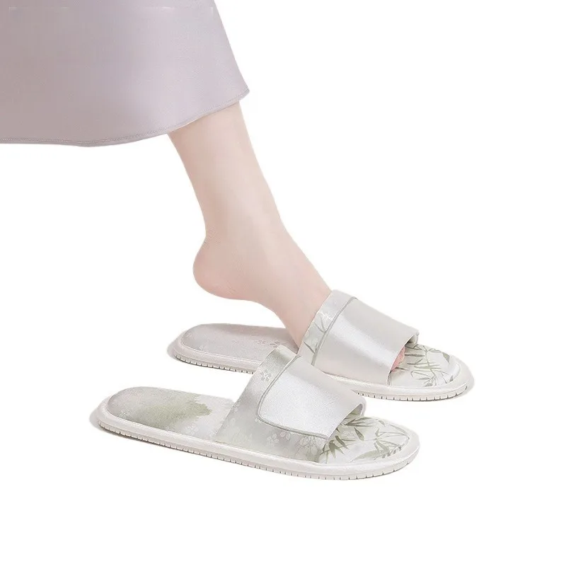 Мягкие атласные женские летние новые стильные домашние тапочки в китайском стиле, Нескользящие бесшумные модные тапочки, носимые круглые круглые тапочки
Мягкие атласные женские летние новые стильные домашние тапочки в китайском стиле, Нескользящие бесшумные модные тапочки, носимые круглые круглые тапочки