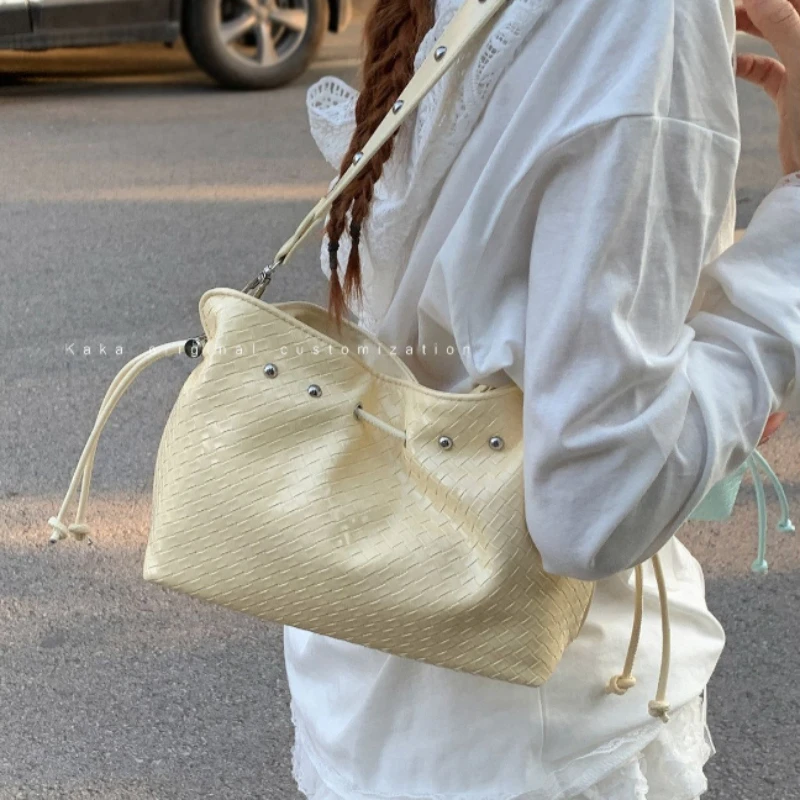 2026 Fashion Small Fresh Temperament Commuter Tote Bausen Solid Color Shoulder Drawstring Bag Ins Diamond High Value Armpit Bag
2026 Fashion Small Fresh Temperament Commuter Tote Bausen Solid Color Shoulder Drawstring Bag Ins Diamond High Value Armpit Bag