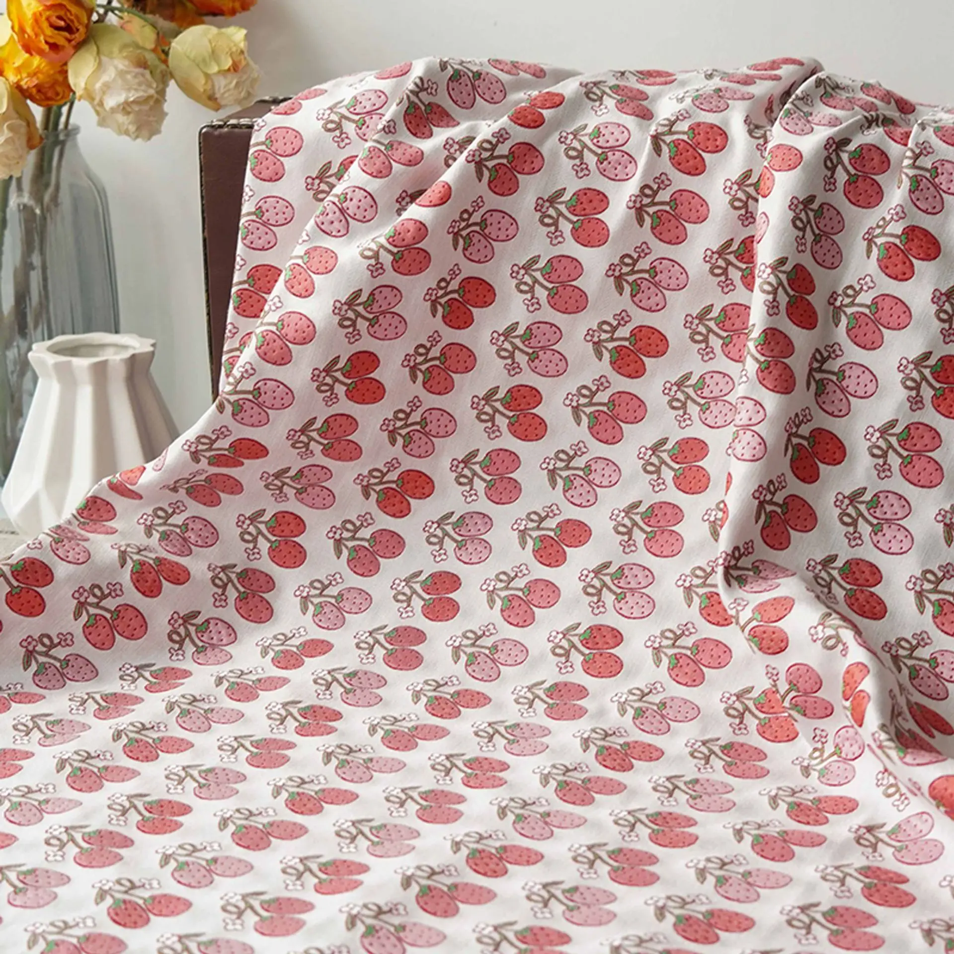 New cartoon small strawberry dyed jacquard poplin fabric summer pastoral flower DIY baby clothing home sewing fabric
New cartoon small strawberry dyed jacquard poplin fabric summer pastoral flower DIY baby clothing home sewing fabric
