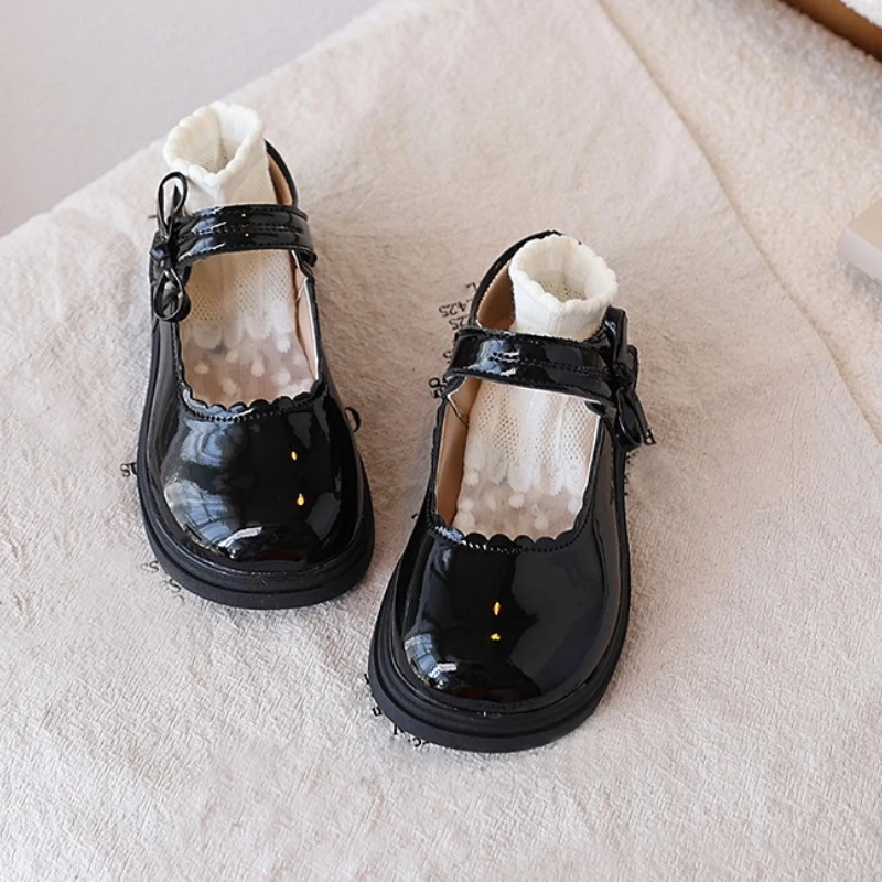 Детские кожаные туфли 2026 года, всесезонные, для путешествий, новая корейская модель, плоские туфли для девочек, хит продаж, удобные, нескользящие, для ходьбы.
Детские кожаные туфли 2026 года, всесезонные, для путешествий, новая корейская модель, плоские туфли для девочек, хит продаж, удобные, нескользящие, для ходьбы.