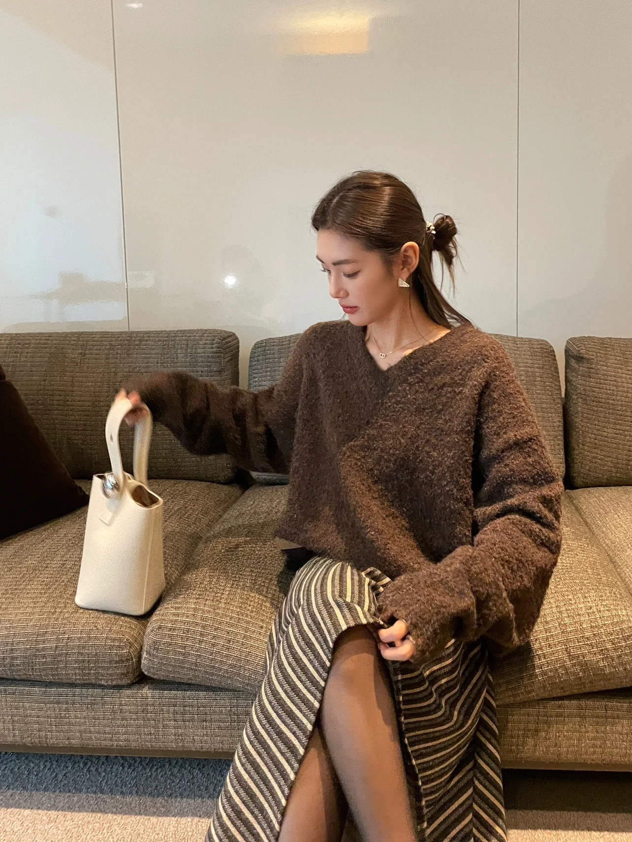 UKILAU Корейский женский вязаный свитер свободного кроя с V-образным вырезом и длинными рукавами, теплый, из полиэфирного волокна, зимний, повседневный, модный
UKILAU Корейский женский вязаный свитер свободного кроя с V-образным вырезом и длинными рукавами, теплый, из полиэфирного волокна, зимний, повседневный, модный