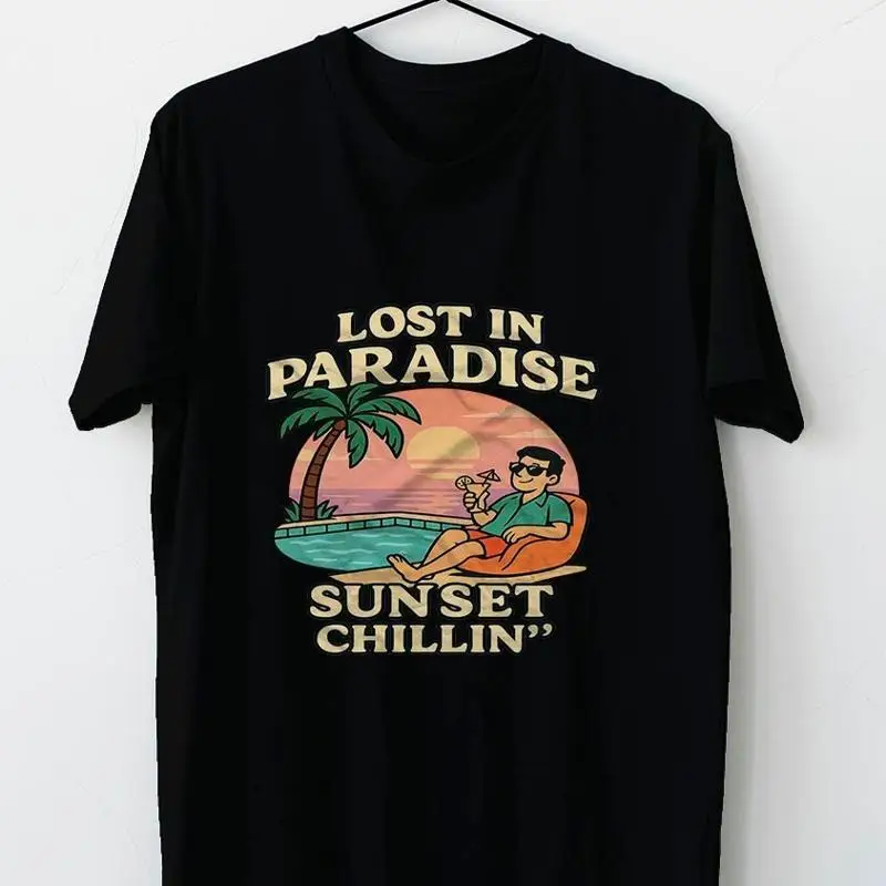 Забавная футболка Lost In Paradise Sunset Chillin в стиле ретро для летних каникул
Забавная футболка Lost In Paradise Sunset Chillin в стиле ретро для летних каникул