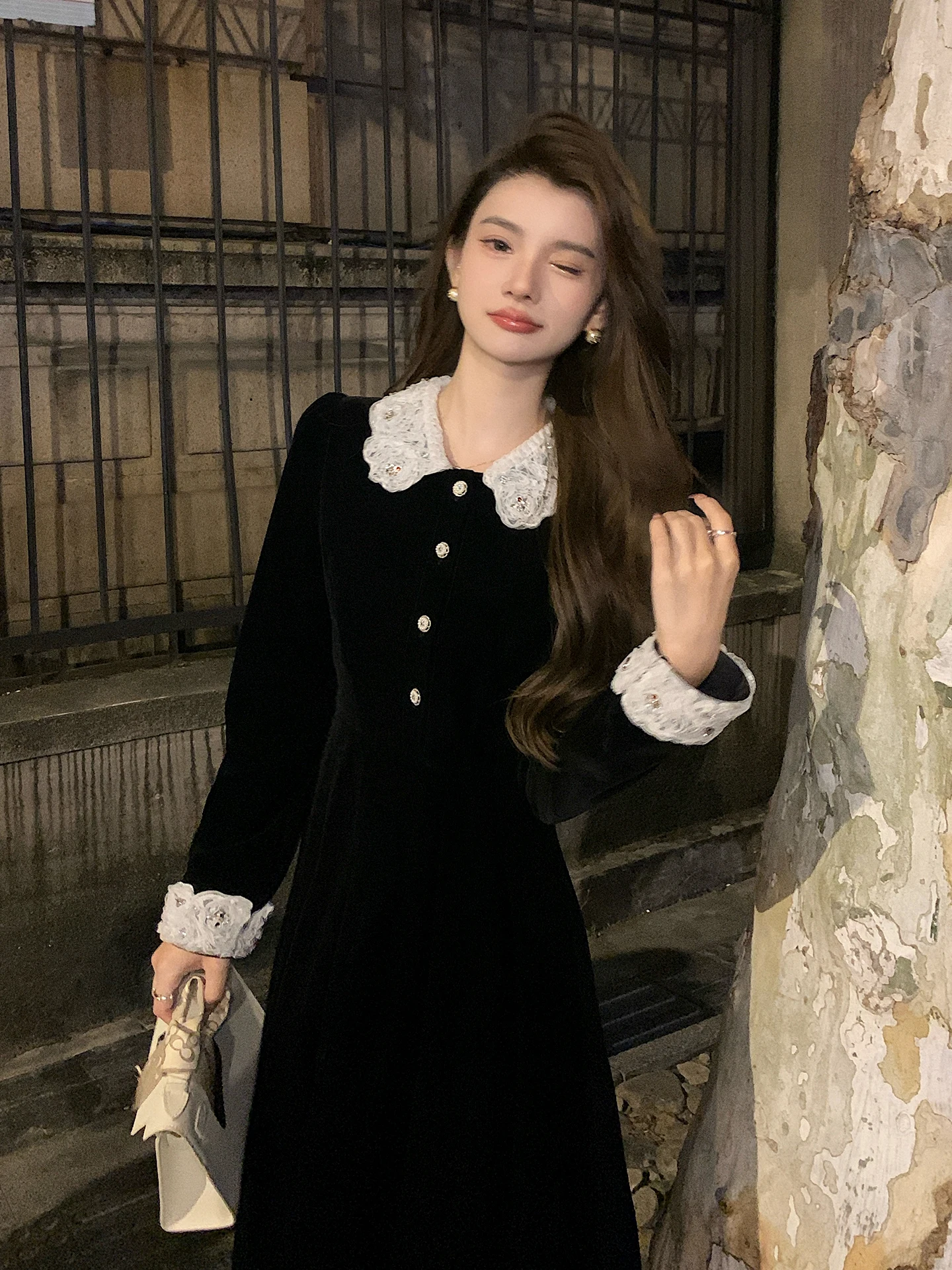 Ретро-платье Deng Liujiu для похудения, черное, с длинным рукавом, воротником «Питер Пэн», женское, осенне-зимнее, бархатное, с завышенной талией, на пуговицах, А-силуэт
Ретро-платье Deng Liujiu для похудения, черное, с длинным рукавом, воротником «Питер Пэн», женское, осенне-зимнее, бархатное, с завышенной талией, на пуговицах, А-силуэт