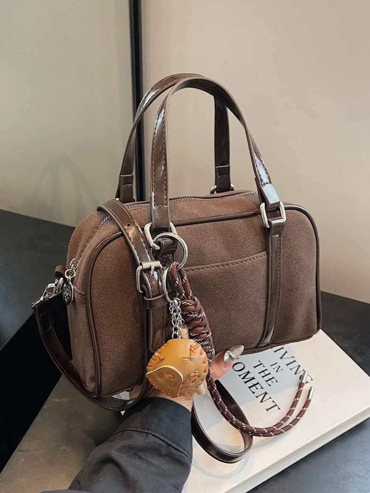 Модная замшевая сумка для боулинга, женская сумка через плечо, новинка 202, осень-зима, универсальная модная сумка из мягкой кожи
Модная замшевая сумка для боулинга, женская сумка через плечо, новинка 202, осень-зима, универсальная модная сумка из мягкой кожи