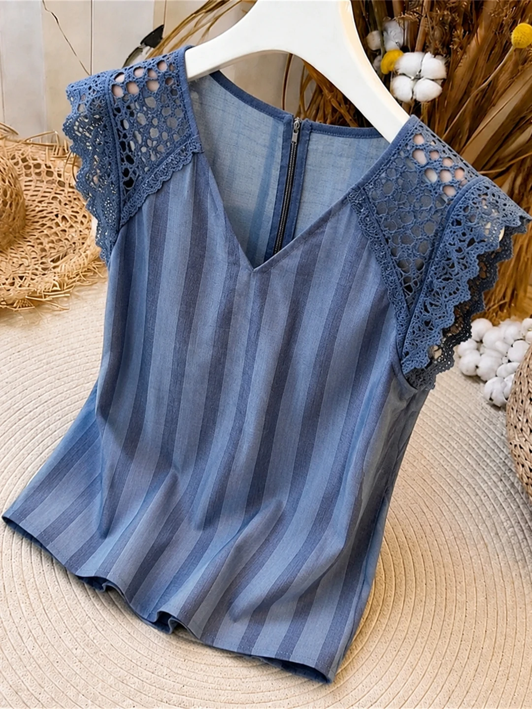 Korean Style Hollow V-Neck Fashion Popular Small Shirt Summer New Arrival Commute Casual Anti-Aging Women's Top
Korean Style Hollow V-Neck Fashion Popular Small Shirt Summer New Arrival Commute Casual Anti-Aging Women's Top