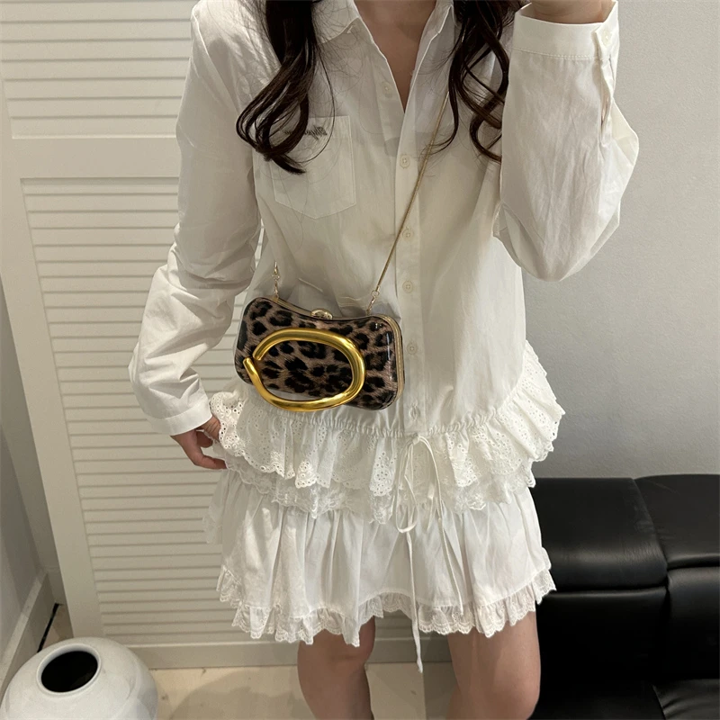 Модная дизайнерская большая сумка для женщин с кожаным материалом большой емкости и стильным акцентом логотипа
Модная дизайнерская большая сумка для женщин с кожаным материалом большой емкости и стильным акцентом логотипа