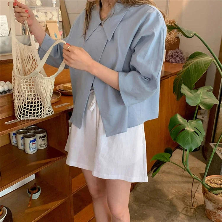 Women Blue tshirt Casual Three Quarter Puff Sleeve T-Shirt New 2024 Summer Turn-down Collar Split Oversize Fashionable Tops
Women Blue tshirt Casual Three Quarter Puff Sleeve T-Shirt New 2024 Summer Turn-down Collar Split Oversize Fashionable Tops