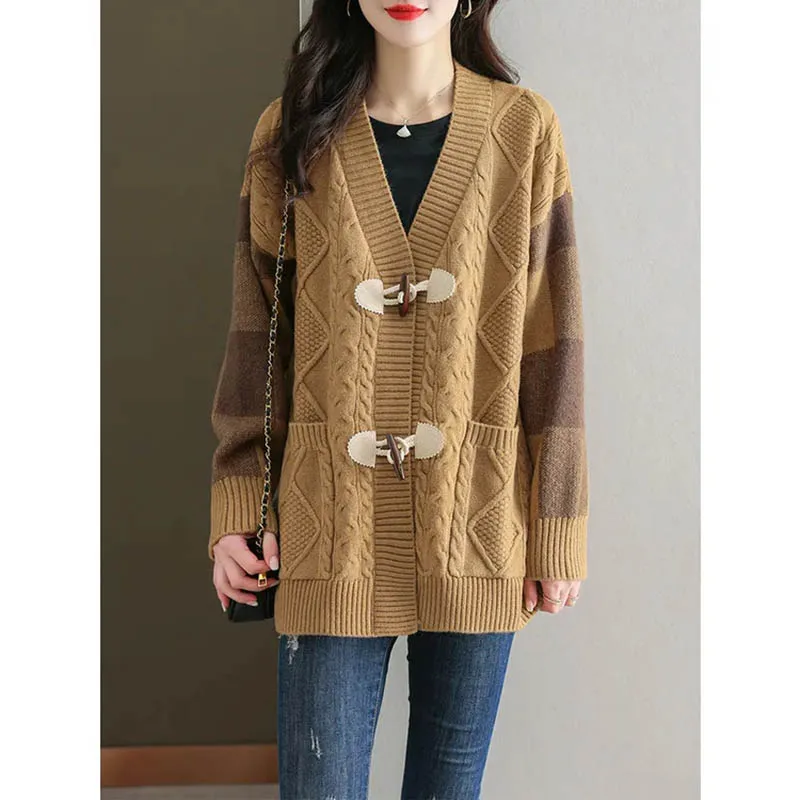 Spring and Autumn Horn Button Knitted Cardigan Women's Long Edition Autumn New Cardigan Sweater Soft and Comfortable Unique Coat
Spring and Autumn Horn Button Knitted Cardigan Women's Long Edition Autumn New Cardigan Sweater Soft and Comfortable Unique Coat
