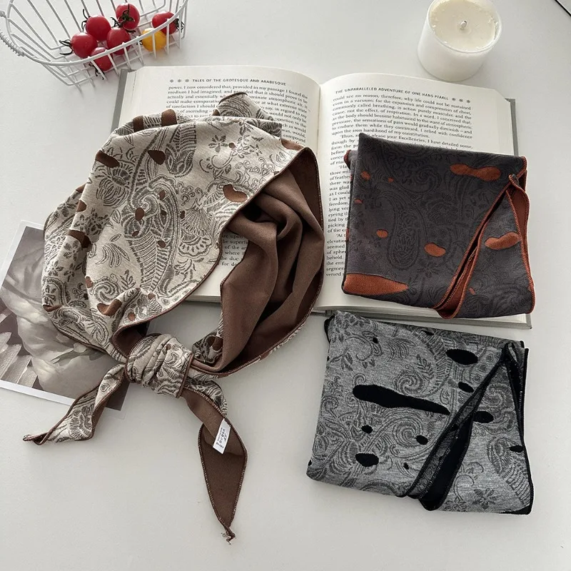 Vintage-style cut-out triangle scarf for women, retro fashion, cashew-shaped headscarf, European and American style waist
Vintage-style cut-out triangle scarf for women, retro fashion, cashew-shaped headscarf, European and American style waist