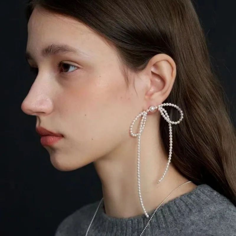 New Handwoven Bow Pearl Earrings Light Luxury High-end Stud Earrings Women's Winter Simple Niche Earrings
New Handwoven Bow Pearl Earrings Light Luxury High-end Stud Earrings Women's Winter Simple Niche Earrings