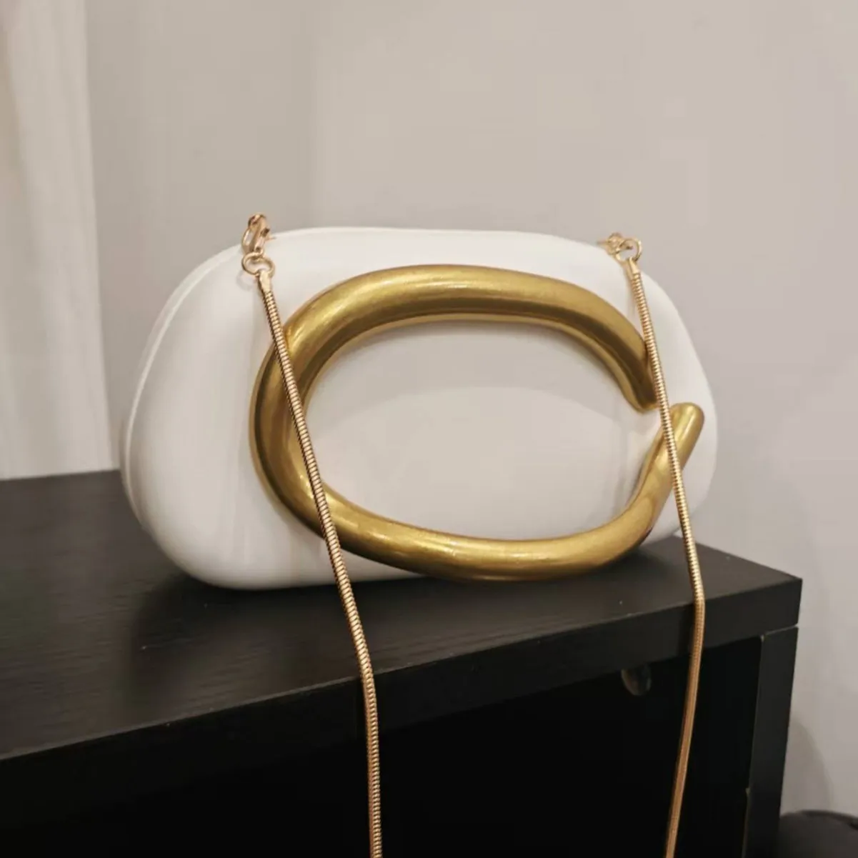 Ele Dinner Bag Женская сумка Маленькая коробка Сумка через плечо с металлической цепочкой Модная сумка Cloud ape 
Ele Dinner Bag Женская сумка Маленькая коробка Сумка через плечо с металлической цепочкой Модная сумка Cloud ape