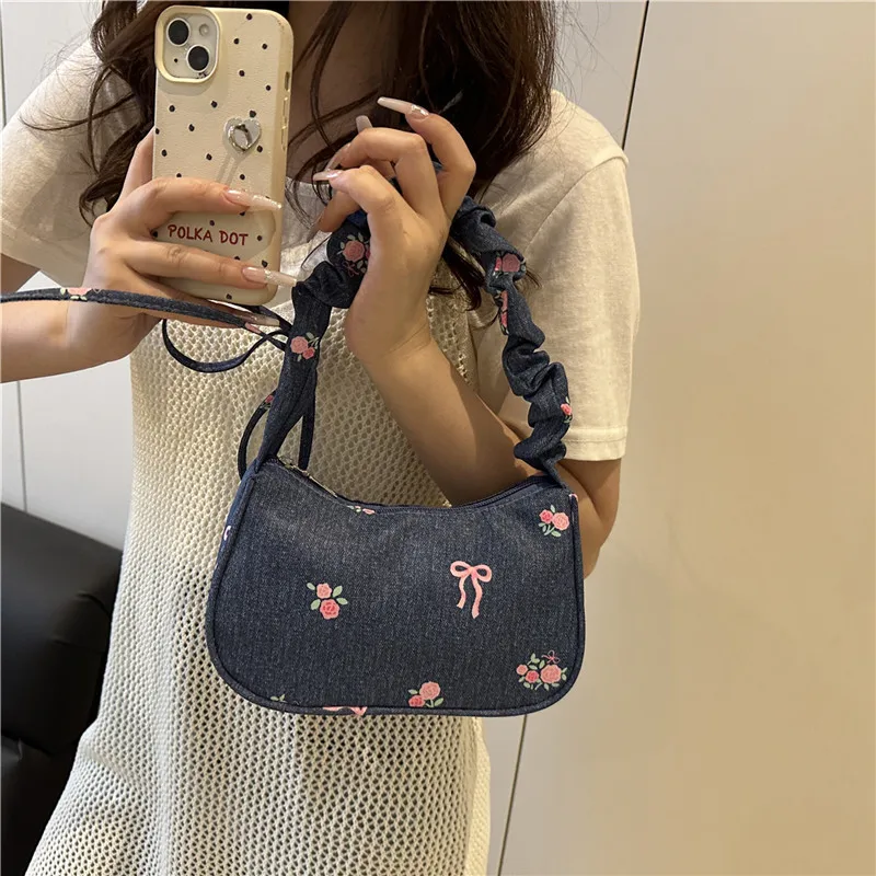 Large capacity shoulder bag pleated floral underarm bag new summer 2025 niche handbag for women commuting bag
Large capacity shoulder bag pleated floral underarm bag new summer 2025 niche handbag for women commuting bag