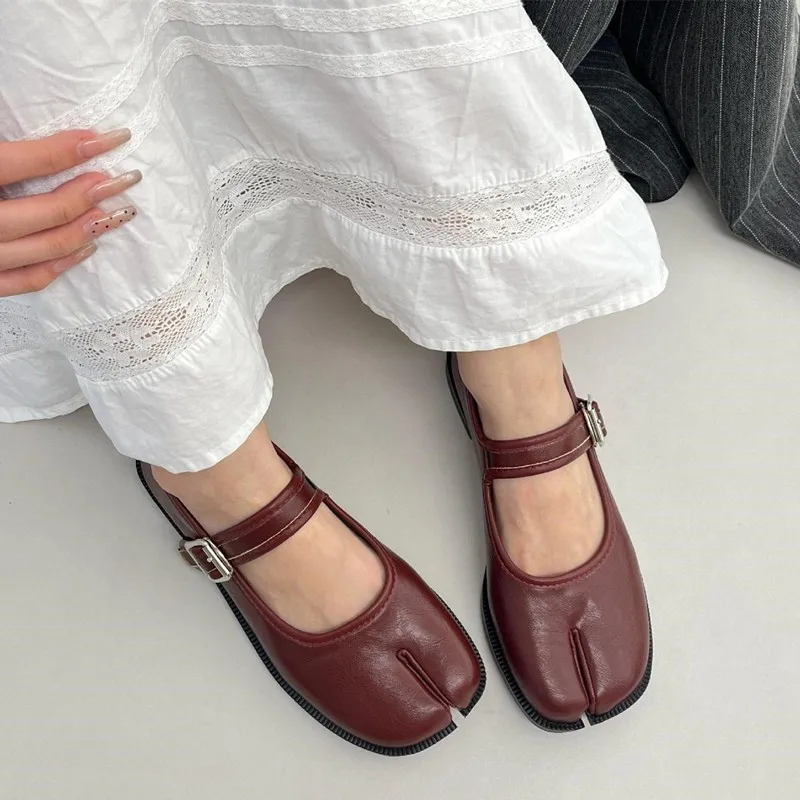 2025 Spring Autumn Vintage Split toe Tabi Women Ballet Flats Fashion Mary Janes Soft Soft Walking Loafers Casual Lazy Chic Shoes
2025 Spring Autumn Vintage Split toe Tabi Women Ballet Flats Fashion Mary Janes Soft Soft Walking Loafers Casual Lazy Chic Shoes