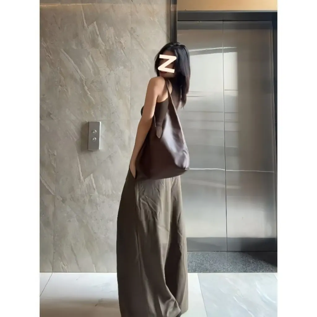 Шикарная майка без рукавов на пуговицах с U-образным воротником для женщин, летняя облегающая внутренняя и верхняя одежда, топ в стиле Spice Girl
Шикарная майка без рукавов на пуговицах с U-образным воротником для женщин, летняя облегающая внутренняя и верхняя одежда, топ в стиле Spice Girl