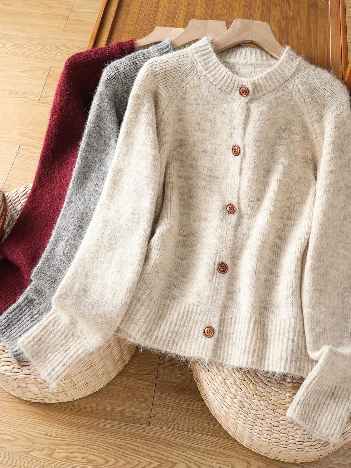 Ele round Ne трикотаж женский свободный открытый кардиган мягкий уютный осенне-зимний модный топ ленивого цвета с длинным светом
Ele round Ne трикотаж женский свободный открытый кардиган мягкий уютный осенне-зимний модный топ ленивого цвета с длинным светом