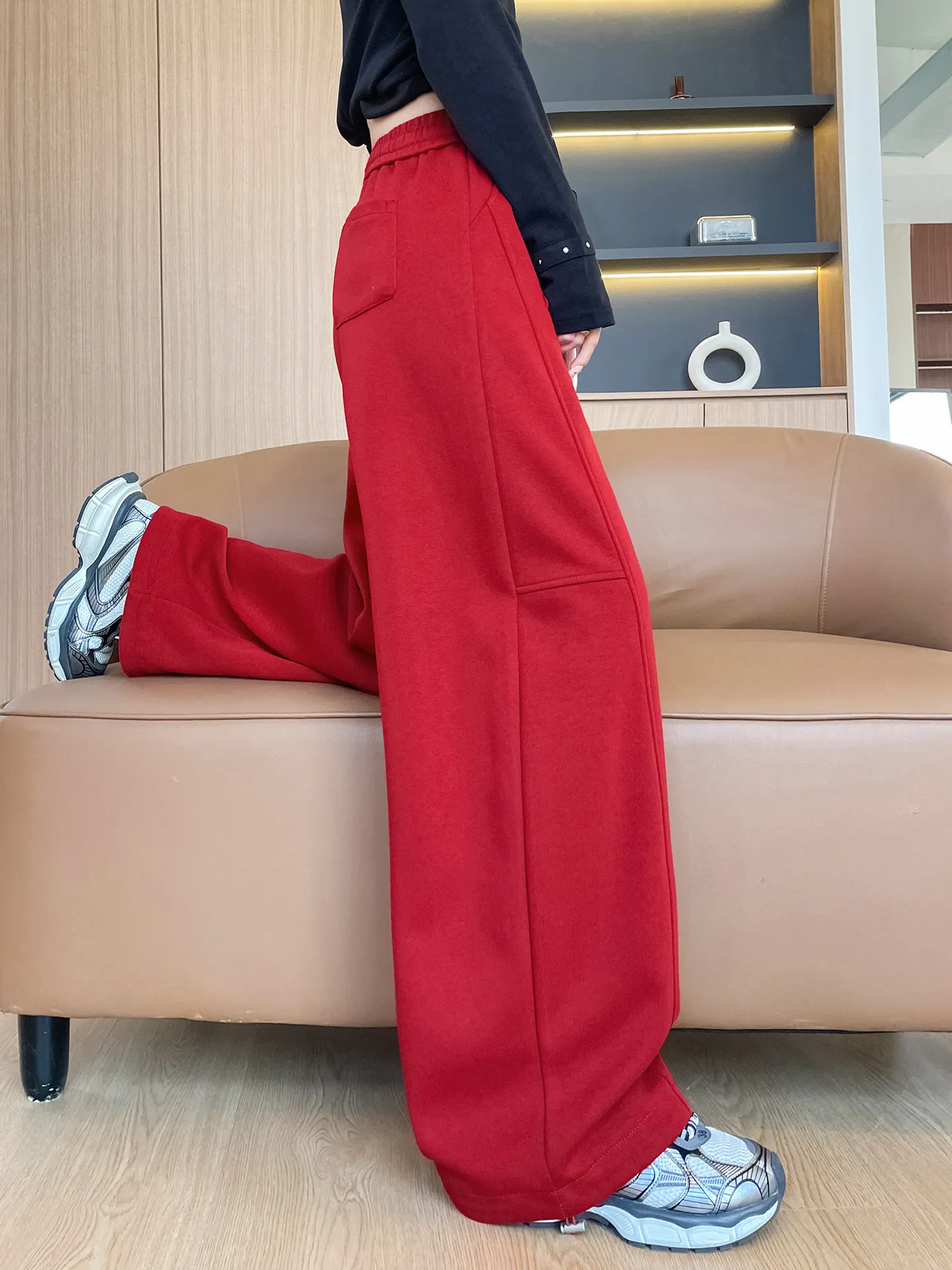 Красные повседневные брюки женские весенние новые, свободного кроя, с эффектом похудения, удобные, с высокой талией, прямые, для офиса и повседневной носки
Красные повседневные брюки женские весенние новые, свободного кроя, с эффектом похудения, удобные, с высокой талией, прямые, для офиса и повседневной носки