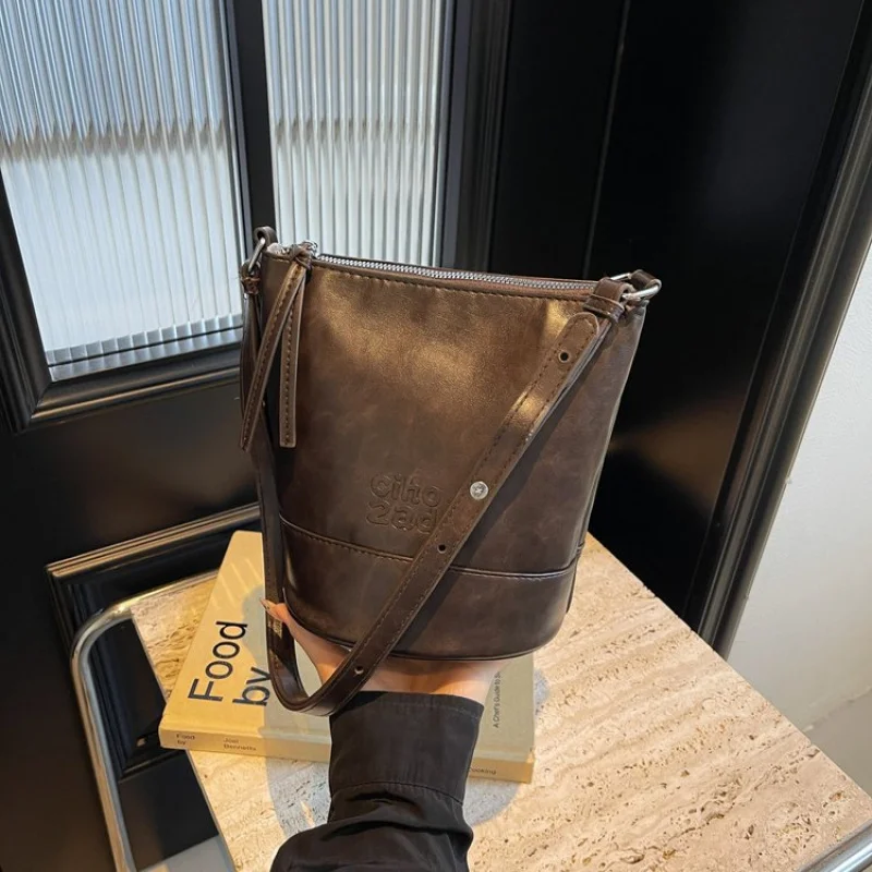 Элегантная кожаная женская сумка высокого класса, роскошная брендовая классическая модная повседневная сумка
Элегантная кожаная женская сумка высокого класса, роскошная брендовая классическая модная повседневная сумка