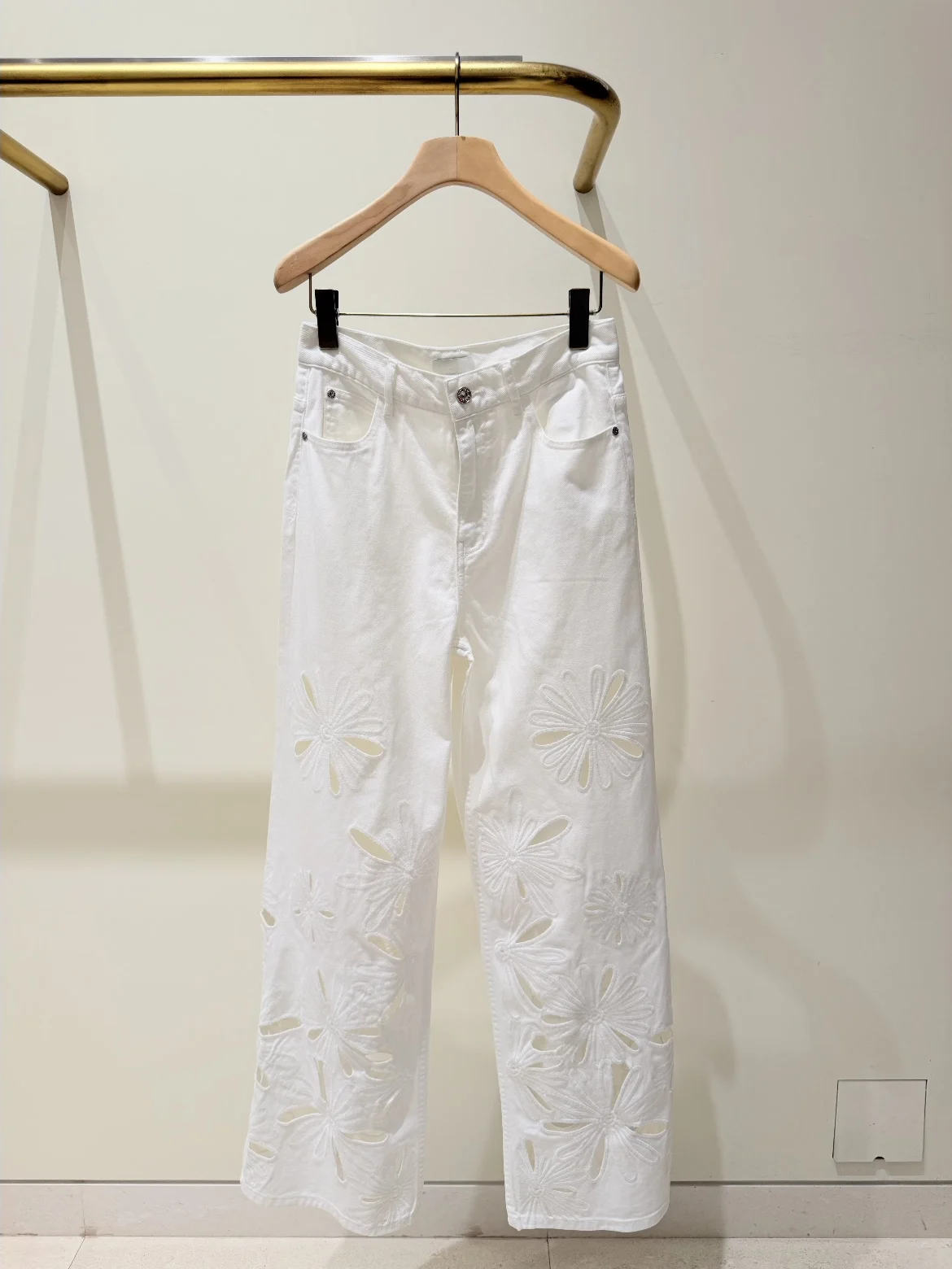 White Embroidered Hollow Flower Straight Leg Jeans High Waist Cotton Spring 2026 HEIDD S Home Ladies Premium Denim
White Embroidered Hollow Flower Straight Leg Jeans High Waist Cotton Spring 2026 HEIDD S Home Ladies Premium Denim