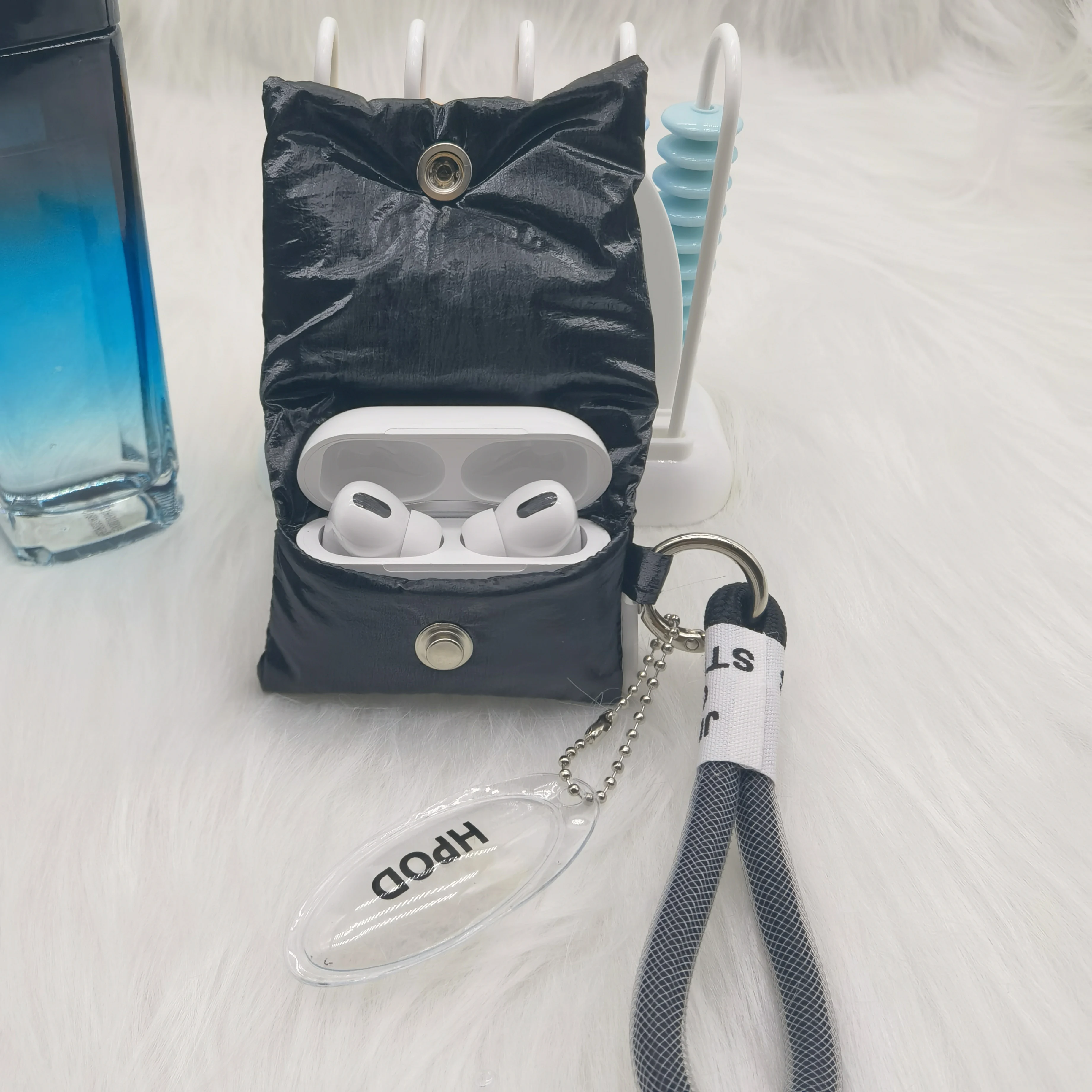 Soft Puffer Jacket Style AirPods Pro Case Cover, Down Cotton Earbuds Bag with Carry Rope for AirPods 3/4, Shockproof Protective
Soft Puffer Jacket Style AirPods Pro Case Cover, Down Cotton Earbuds Bag with Carry Rope for AirPods 3/4, Shockproof Protective